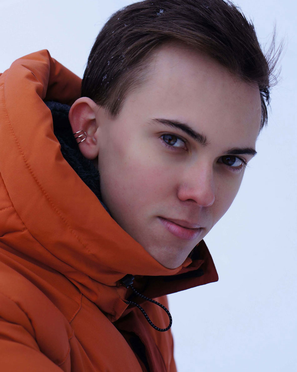 Man wearing 3 rings ear cuff outdoors